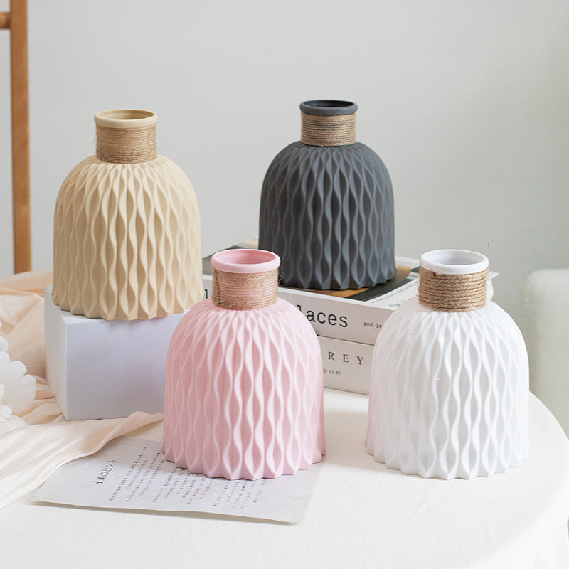 Vase en plastique avec corde