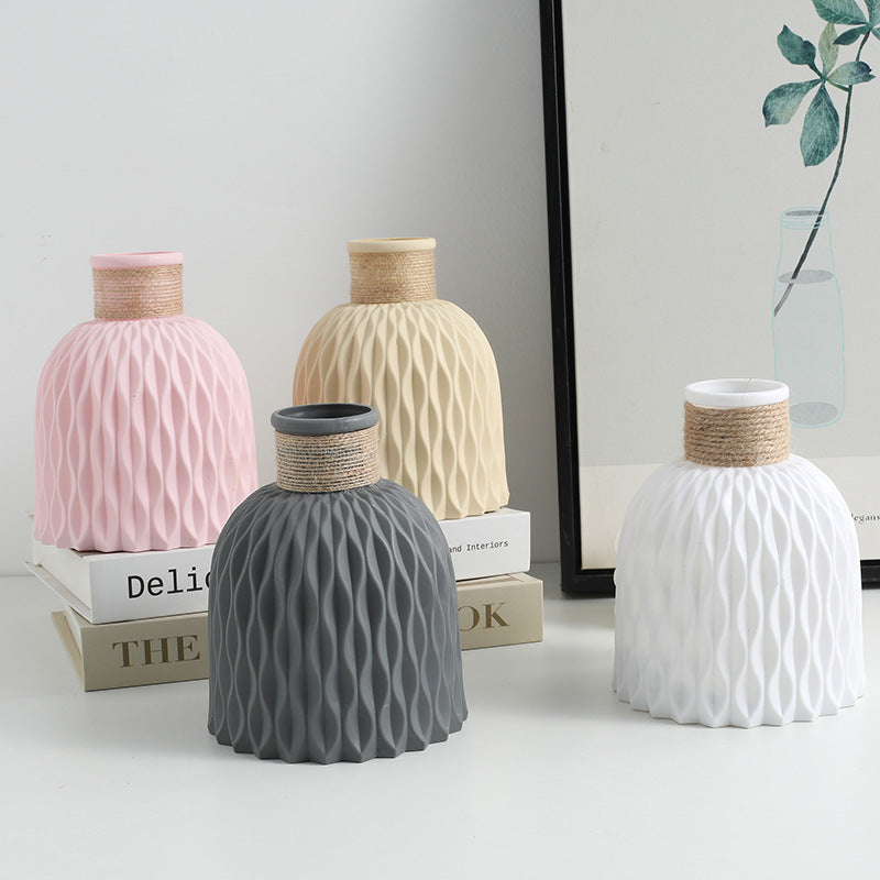 Vase en plastique avec corde