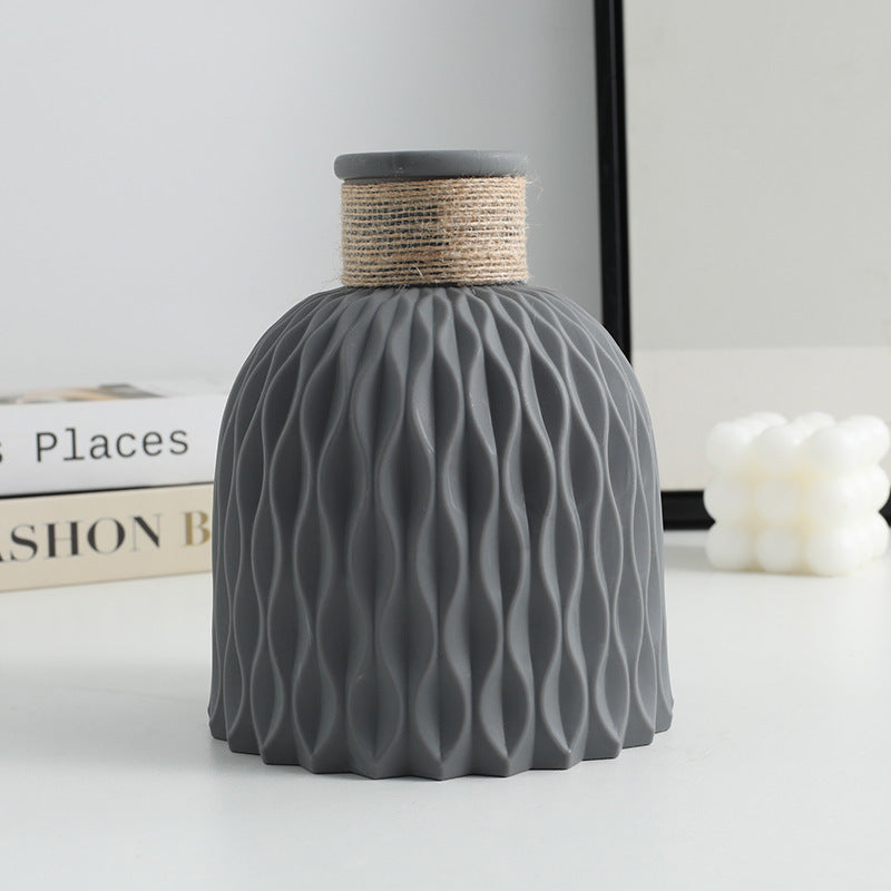 Vase en plastique avec corde