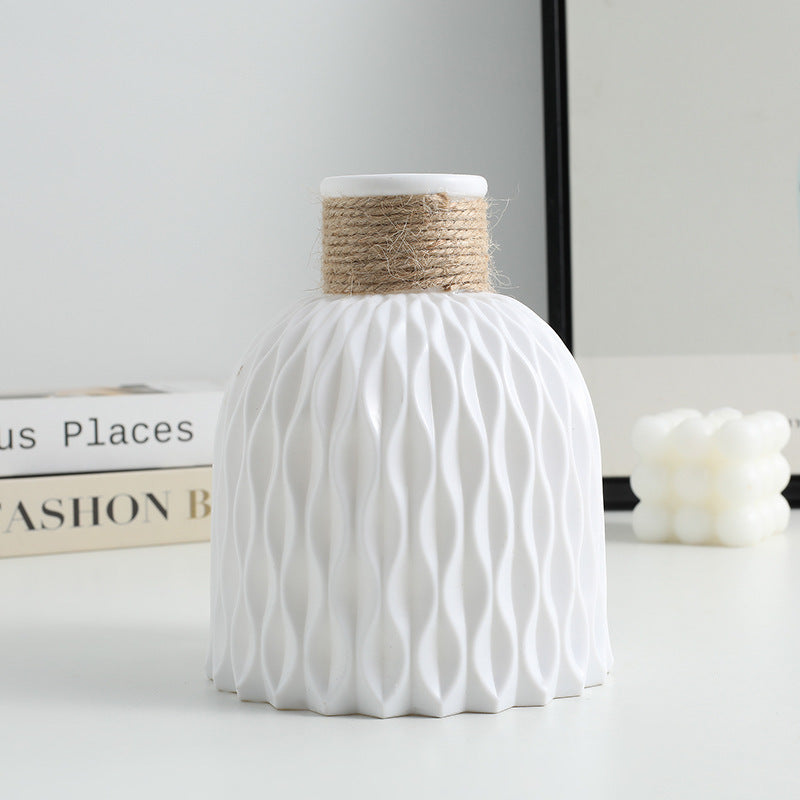 Vase en plastique avec corde