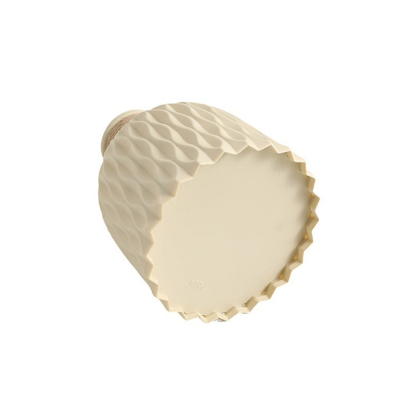 Vase en plastique avec corde