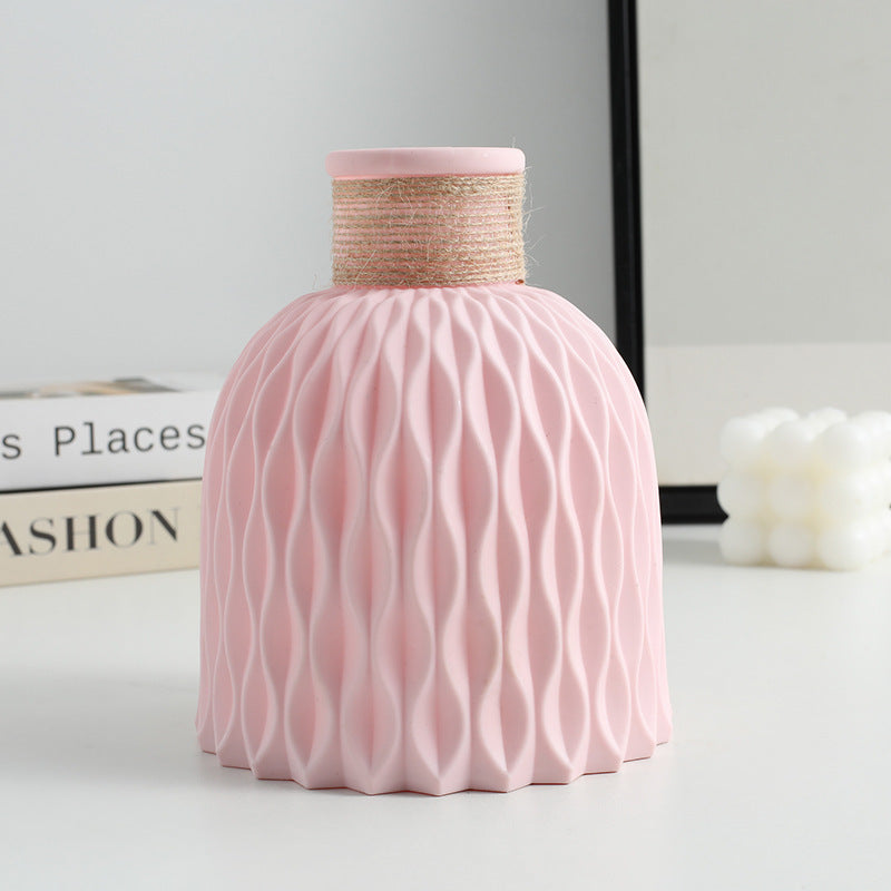 Vase en plastique avec corde