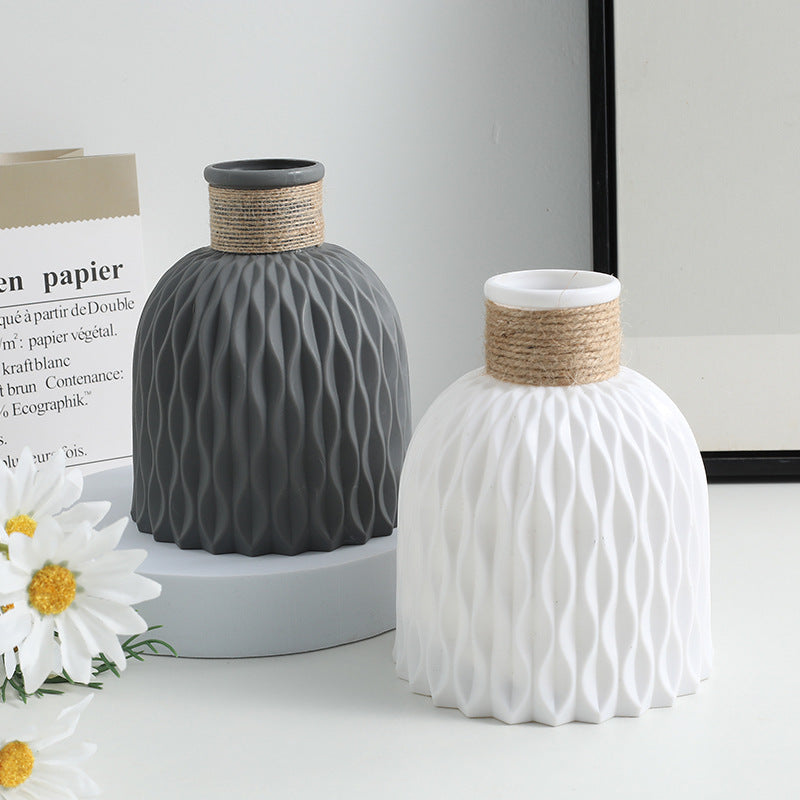Vase en plastique avec corde