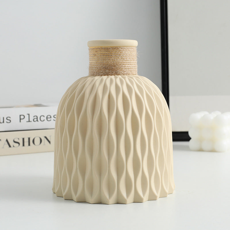 Vase en plastique avec corde